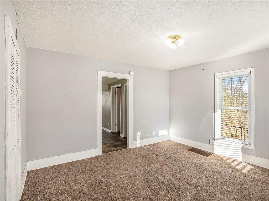 212 W Shrader Street — photo 4
