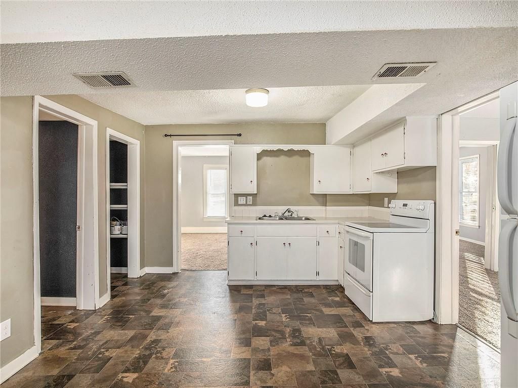 212 W Shrader Street — photo 8