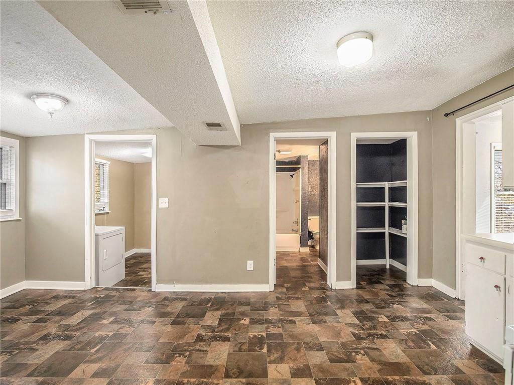 212 W Shrader Street — photo 9