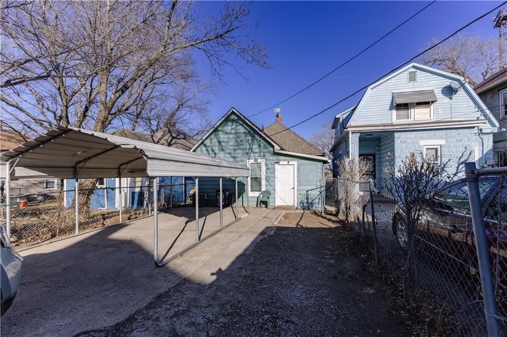 1505 Metropolitan Avenue — photo 22