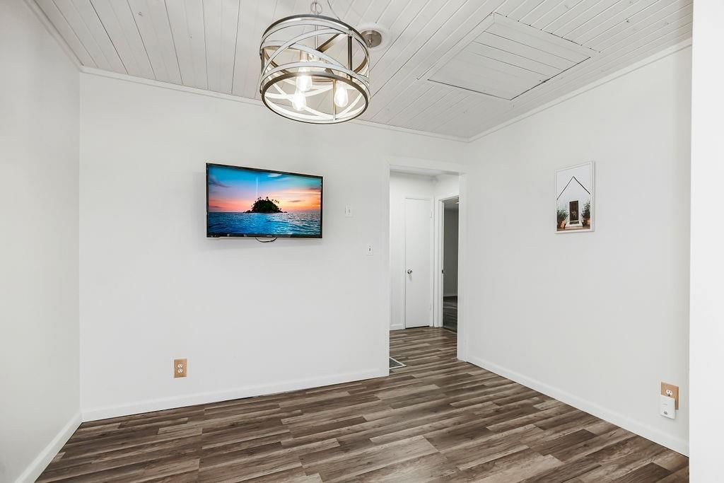6143 Longwood Avenue — photo 11