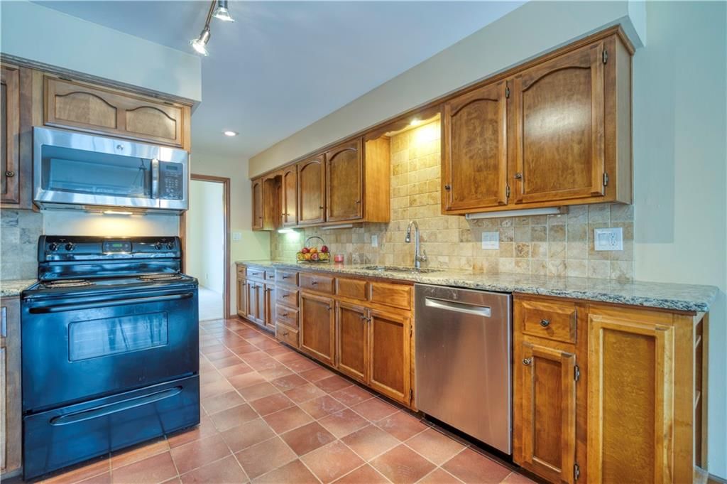 12884 Cambridge Circle — photo 10