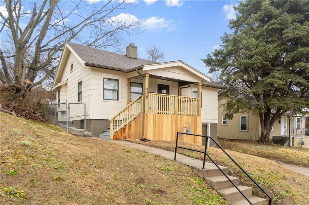 938 Waverly Avenue — photo 2