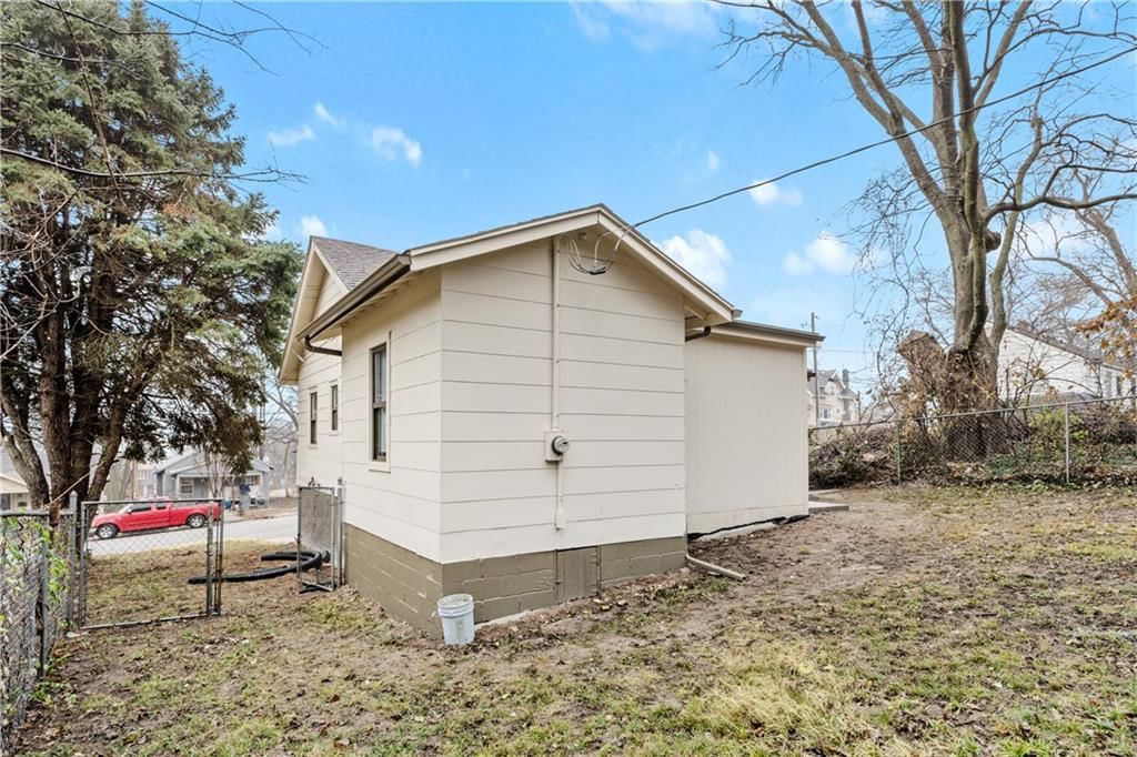 938 Waverly Avenue — photo 24