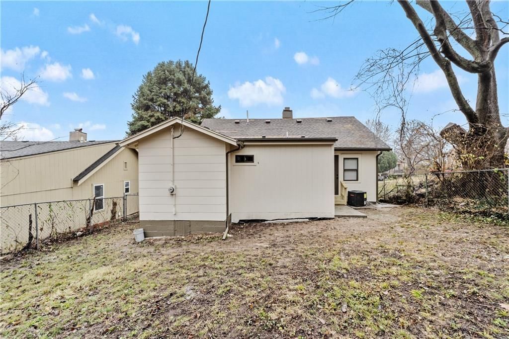 938 Waverly Avenue — photo 25