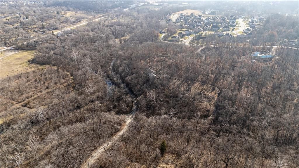 Photo 6 of 17 - 6405 NW Daggett Road, Kansas City, MO 64152