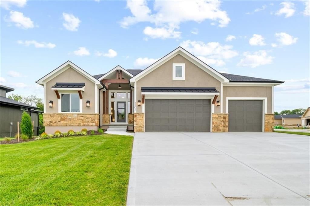 2202 SW Hook Farm Drive, Lee's Summit, MO