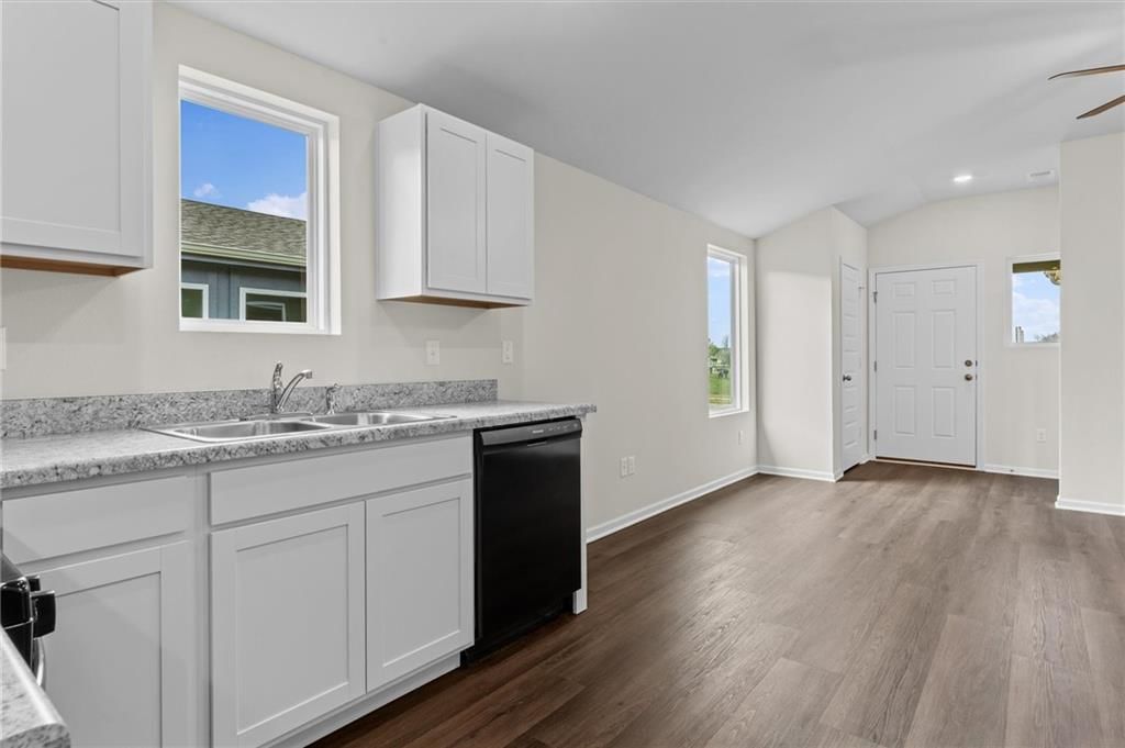 2164 Woodfield Drive — photo 9