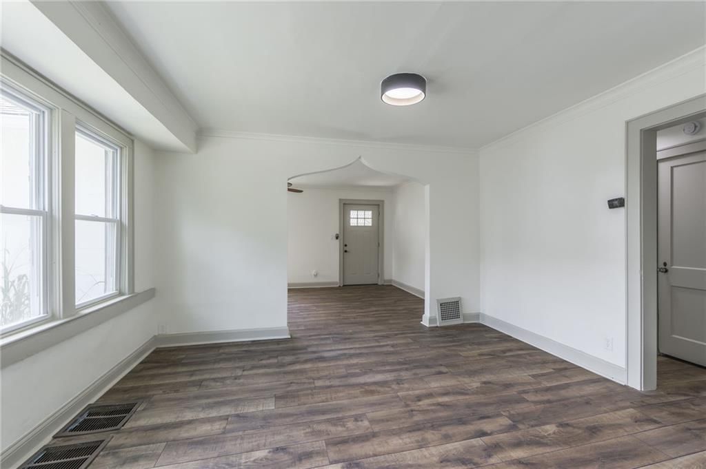 Photo 10 of 27 - 6143 Forest Avenue