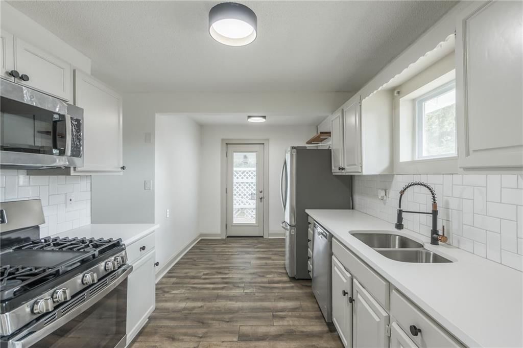 Photo 11 of 27 - 6143 Forest Avenue
