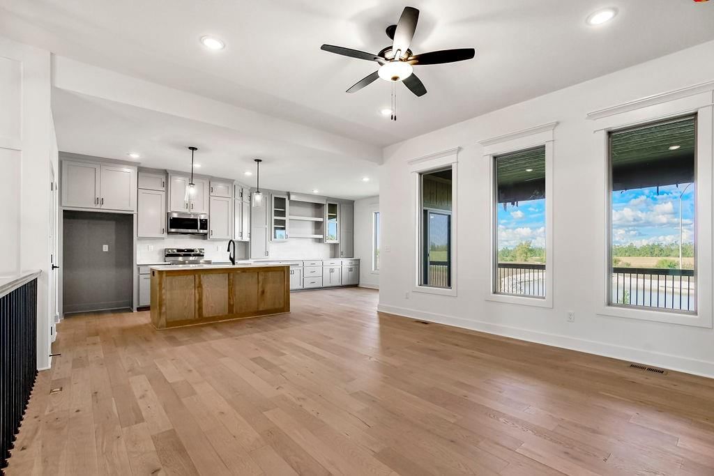 220 SW CHELMSFORD Drive — photo 8