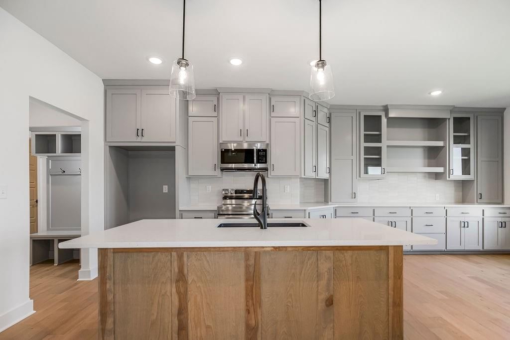 220 SW CHELMSFORD Drive — photo 11