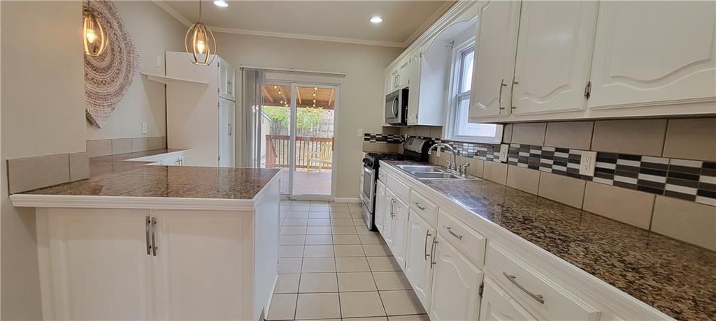 Photo 9 of 57 - 3222 E 6th Street