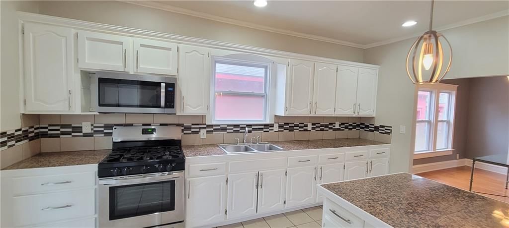 Photo 11 of 57 - 3222 E 6th Street