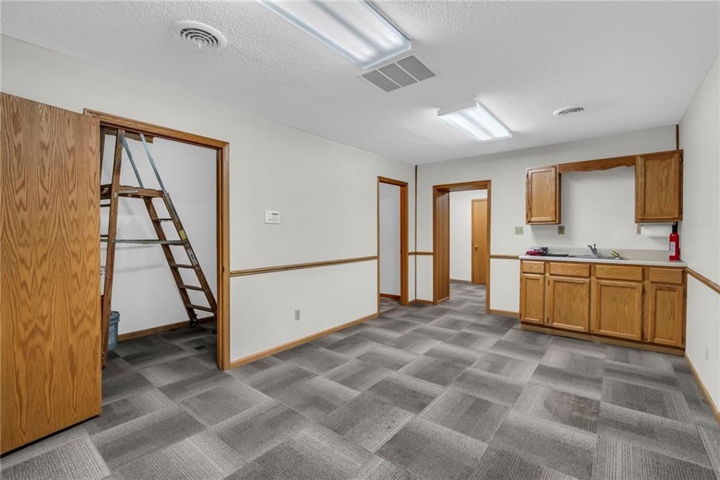 112 S Pine Street — photo 31