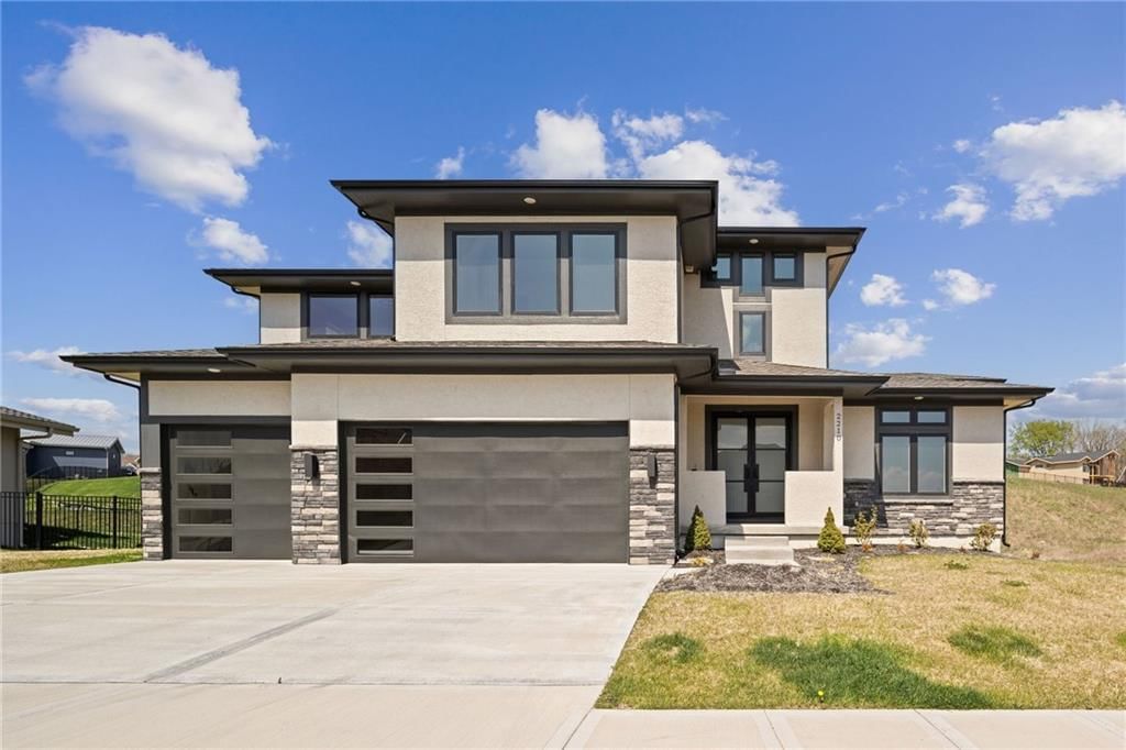 2210 NW Palisades Drive, Riverside, MO