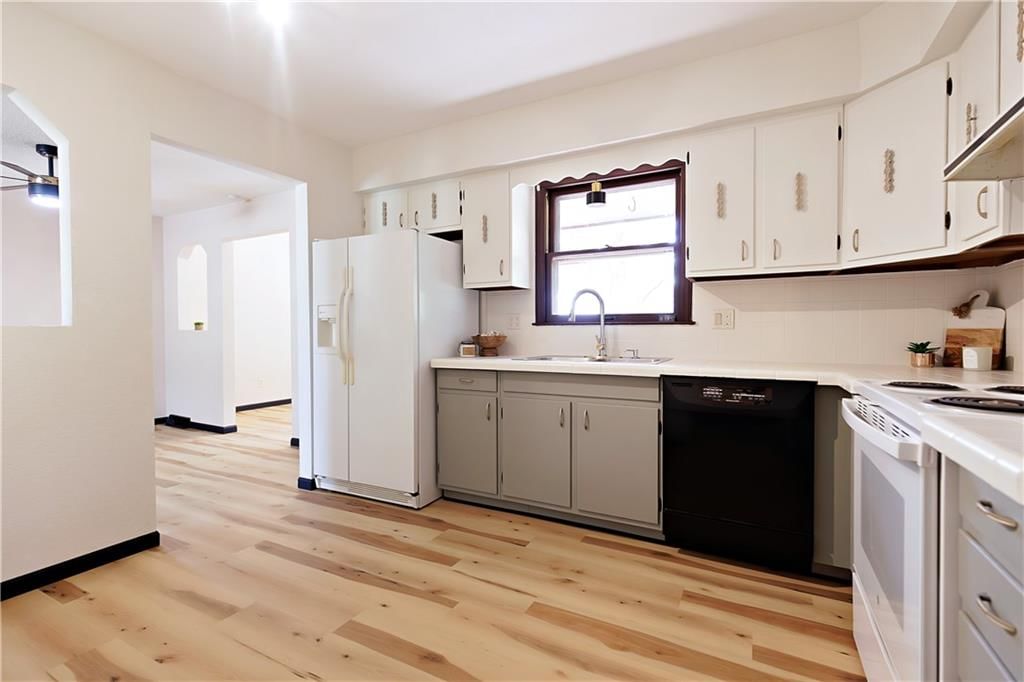 6715 Caenen Avenue — photo 40