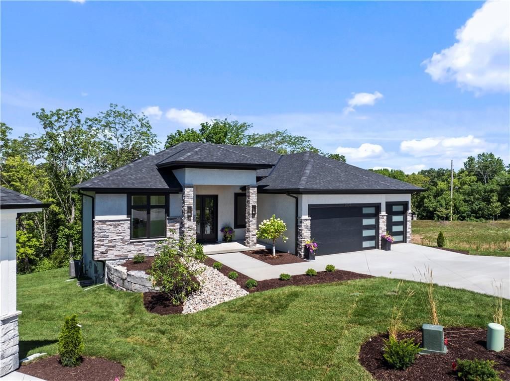 2504 NE Woodland Oak Circle, Lee's Summit, MO