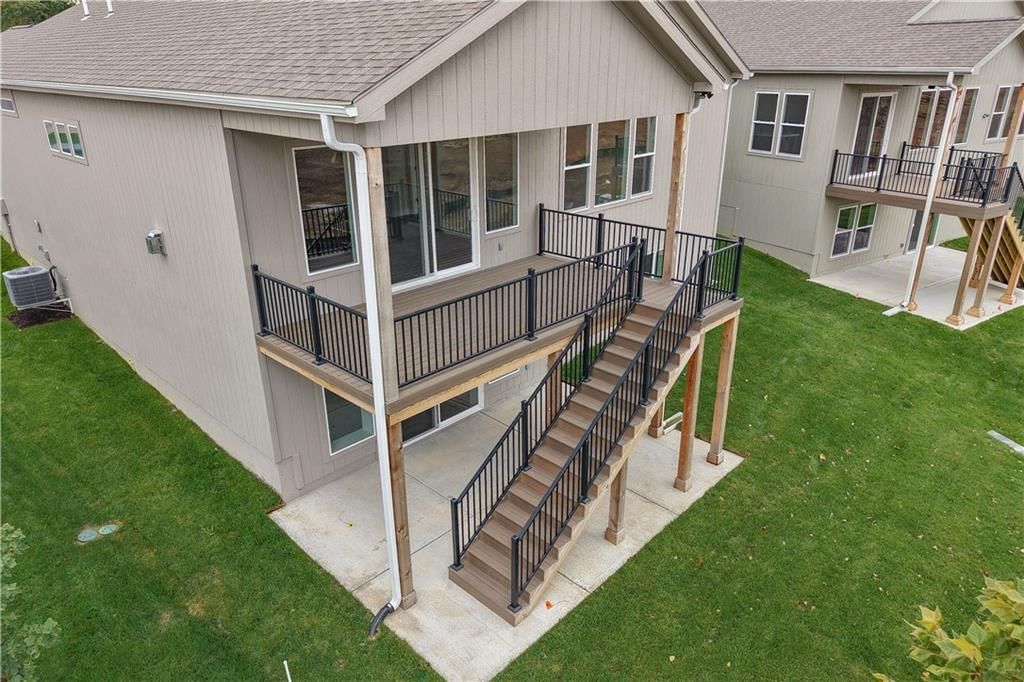 1128 SW Whitby Drive — photo 2
