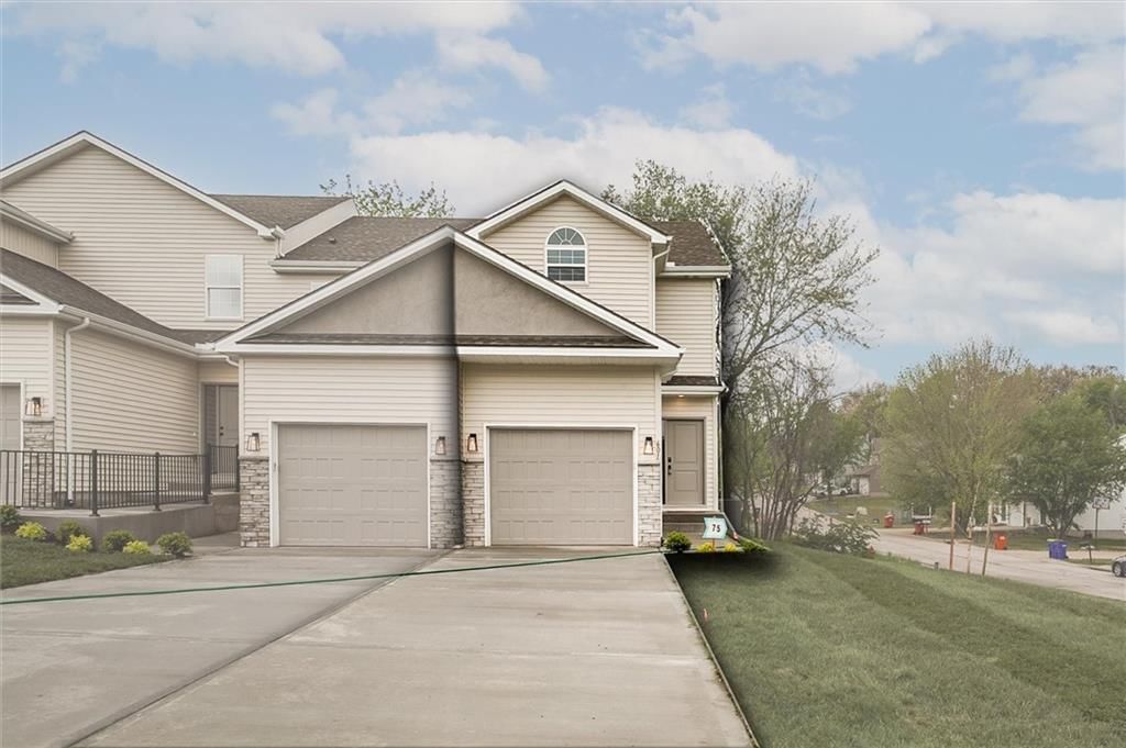607 SW Shadow Glen Drive, Blue Springs, MO
