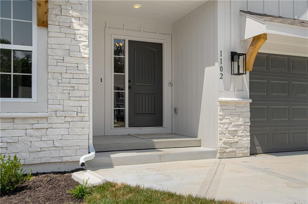 1102 Noah Lane — photo 2