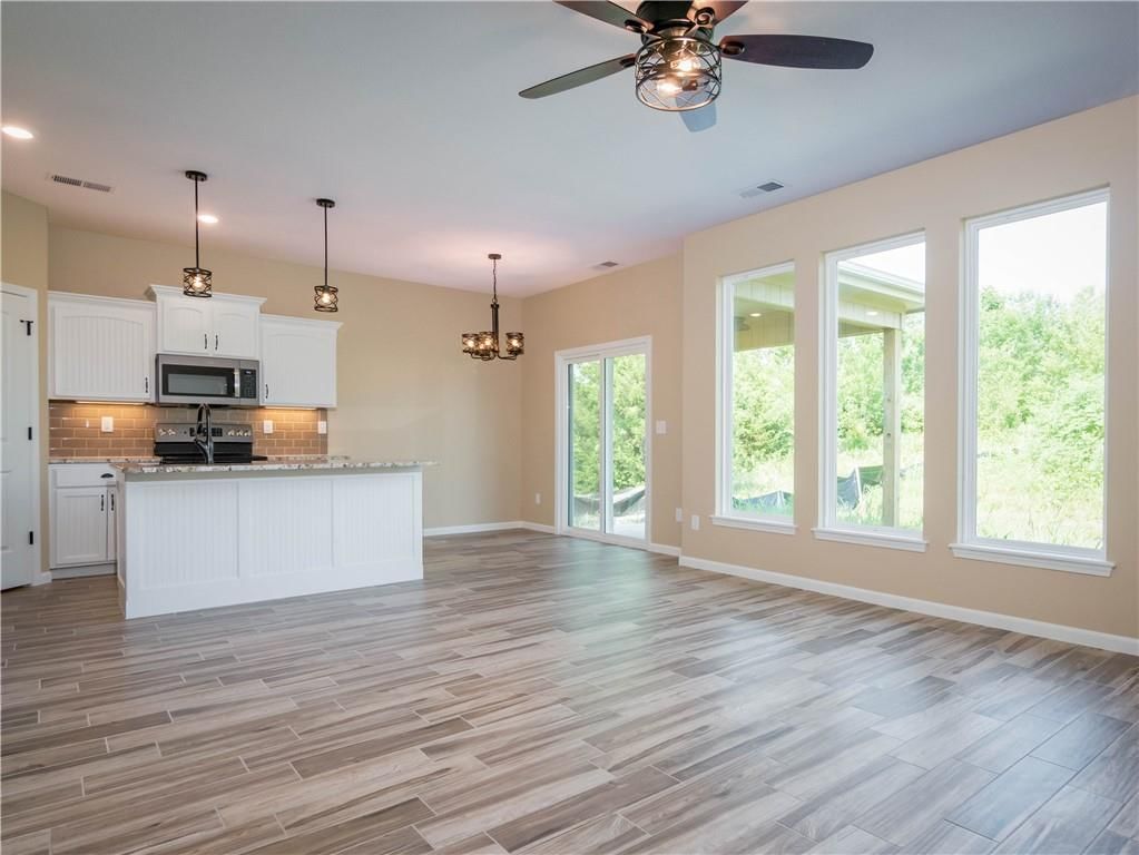 900 N White Oaks Lane — photo 2