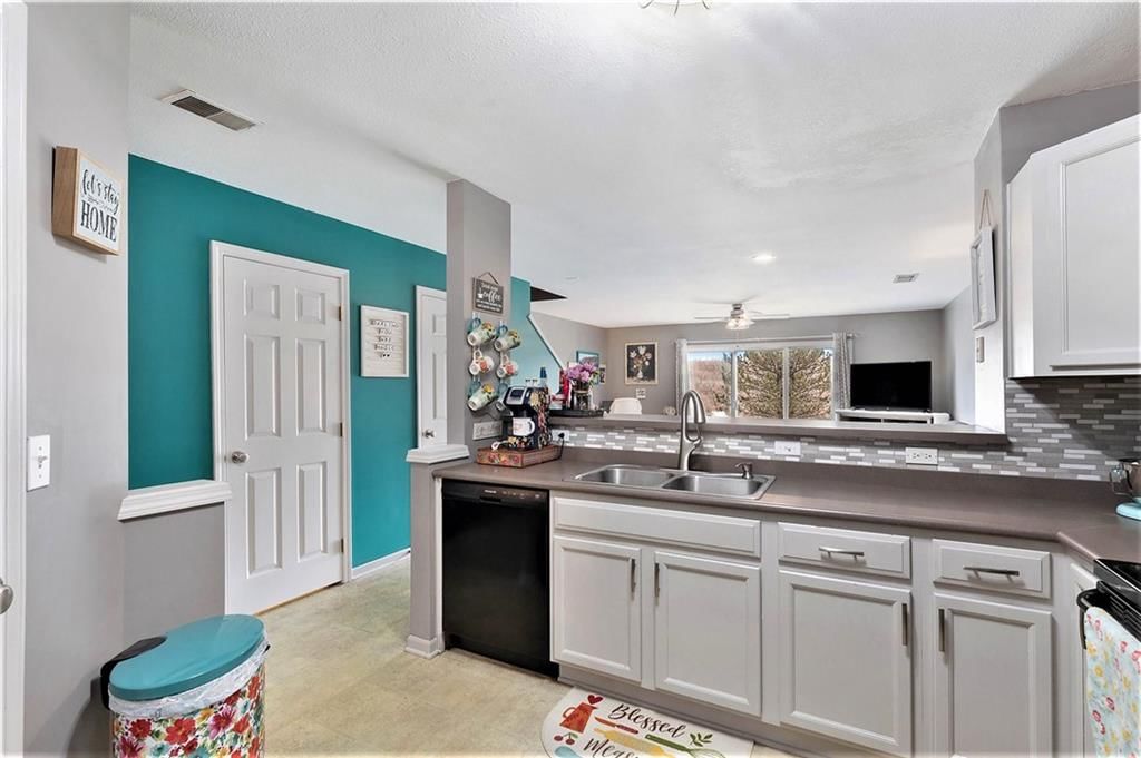 5533 N Fairmount Avenue — photo 8