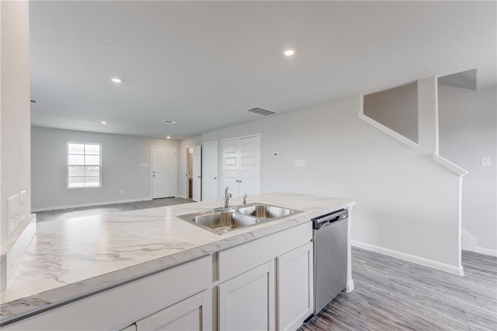 Photo 10 of 22 - 1703 E 41st Street