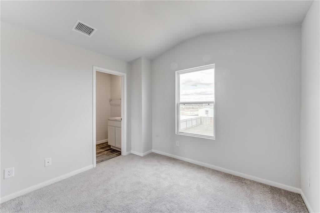 Photo 18 of 22 - 4033 Flora Avenue
