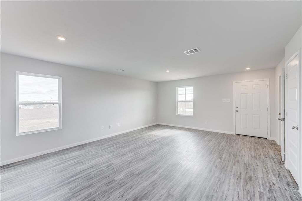 Photo 3 of 22 - 4045 Flora Avenue