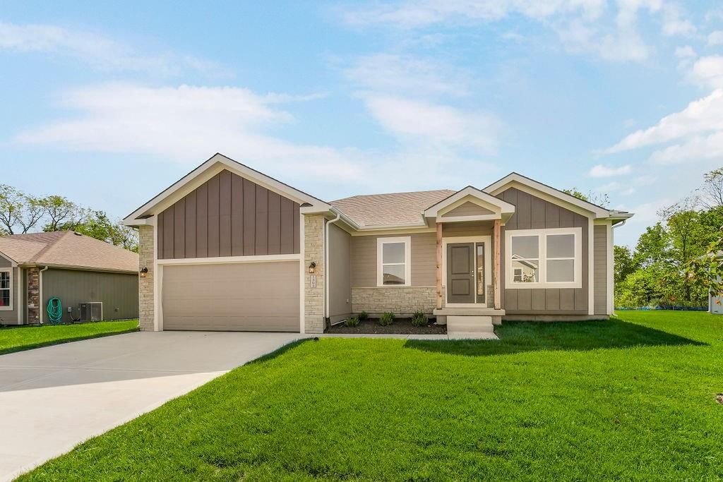901 SW Redbird Court, Oak Grove, MO