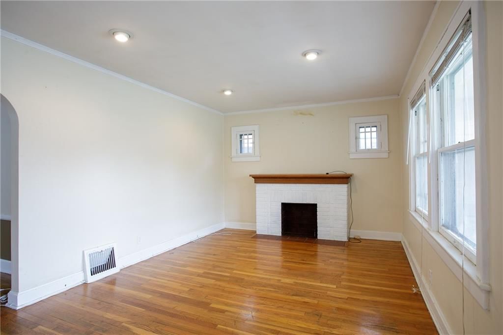 Photo 4 of 15 - 29 W 74th Terrace