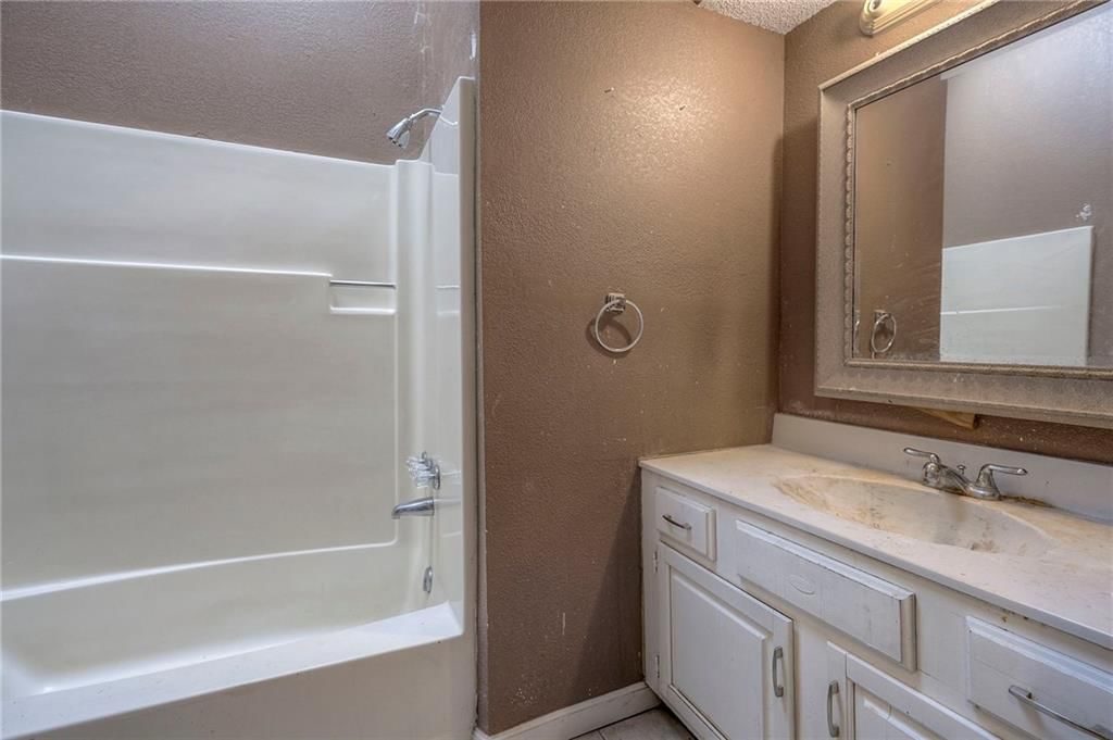 8220 Splitlog Avenue — photo 9