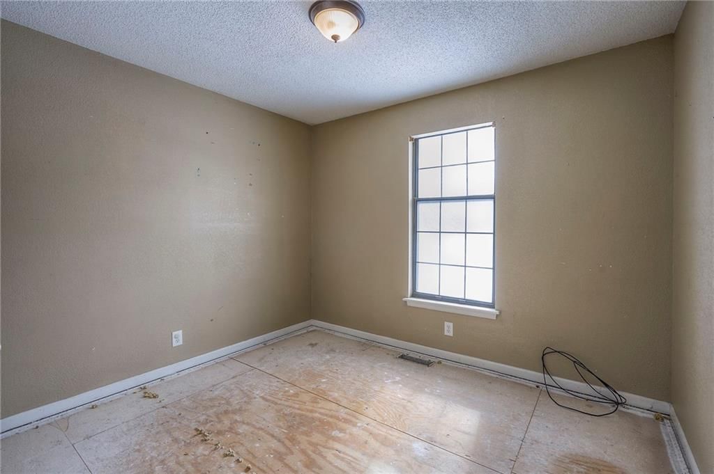 8220 Splitlog Avenue — photo 10