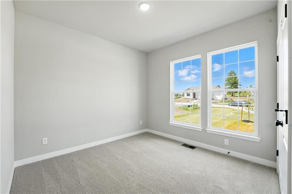 Photo 8 of 44 - 308 SW Hawthorne Court