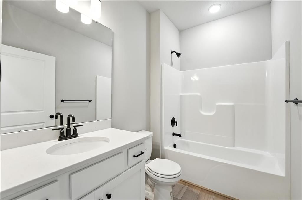 Photo 11 of 44 - 308 SW Hawthorne Court