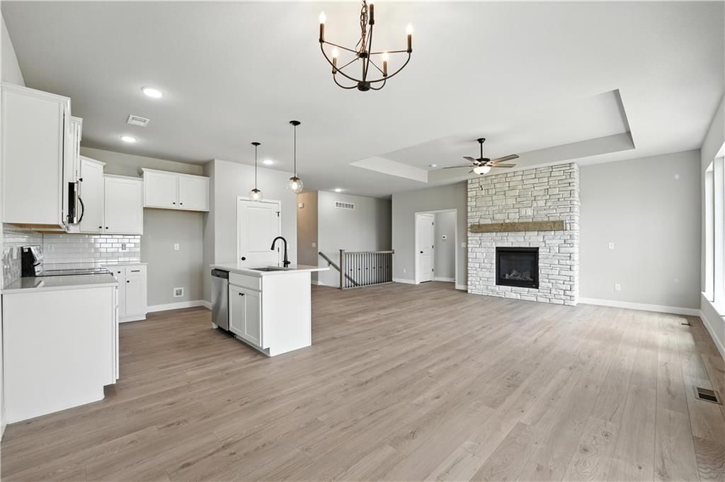 Photo 16 of 44 - 308 SW Hawthorne Court