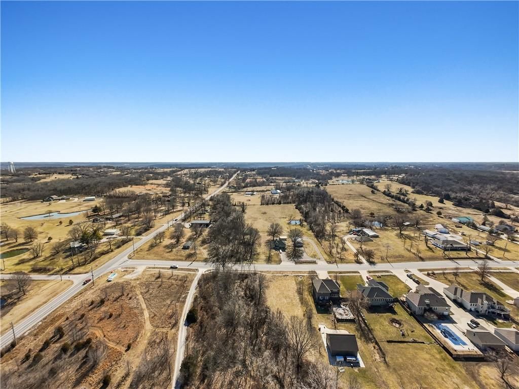 Photo 5 of 14 - 320 SW Ryan Road