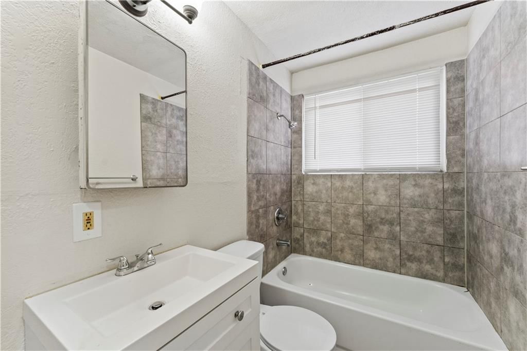 4520-4530 NW Brencrest Drive — photo 9