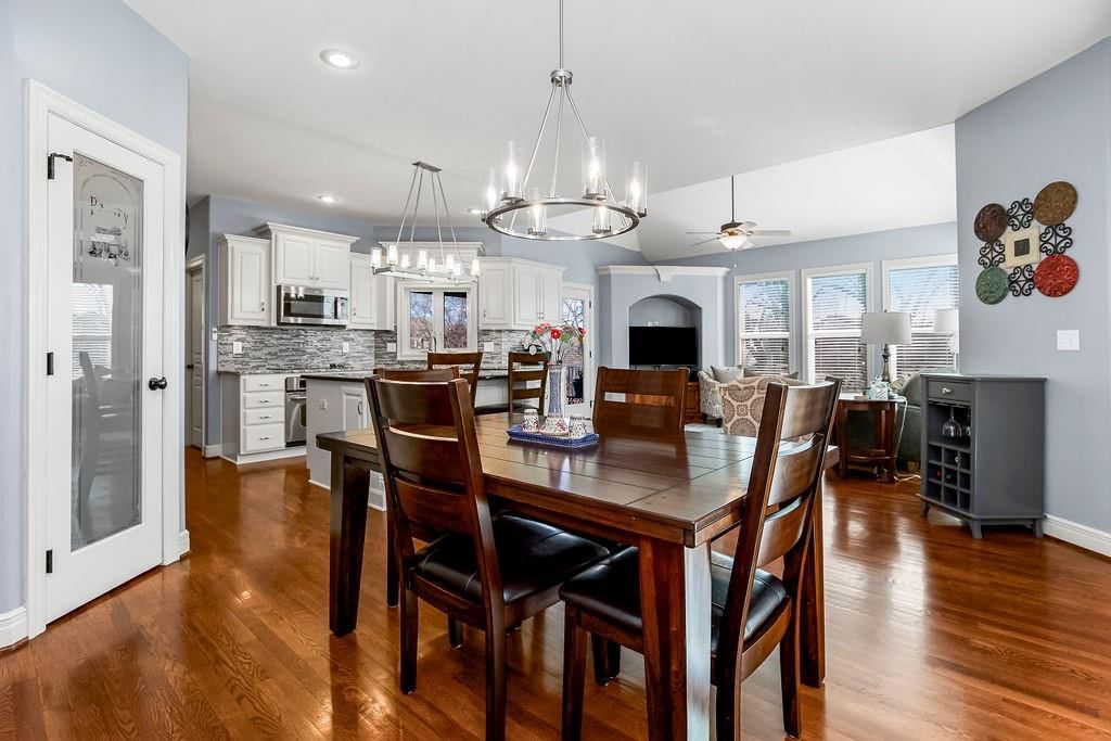 8909 N Oxford Avenue — photo 10
