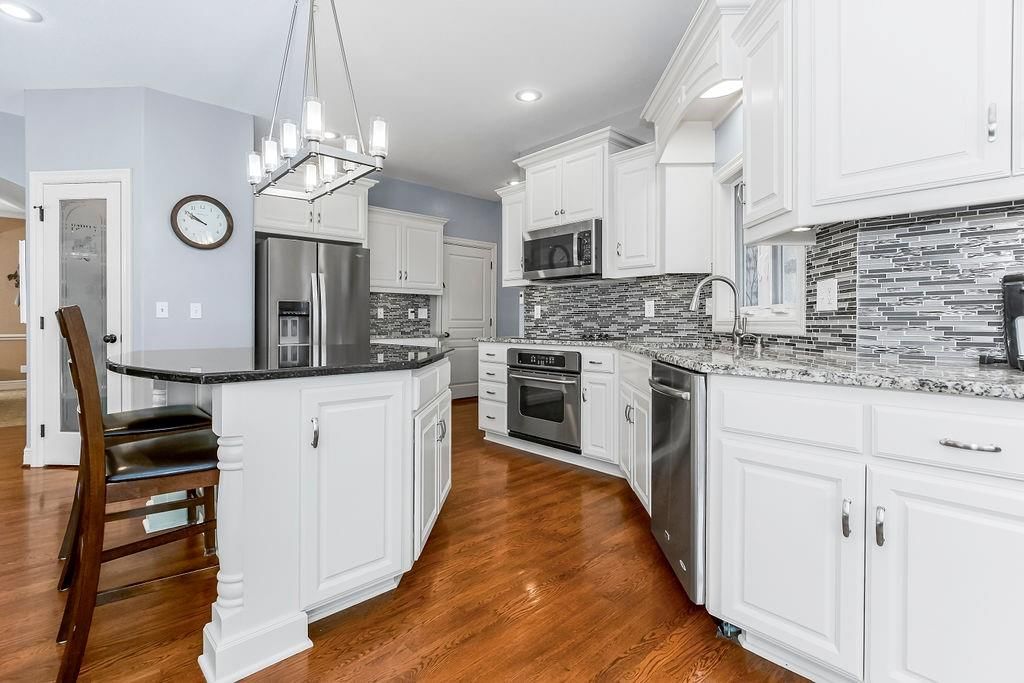 8909 N Oxford Avenue — photo 13
