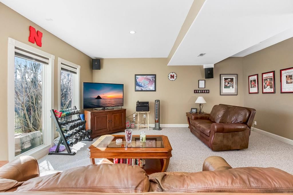 8909 N Oxford Avenue — photo 33