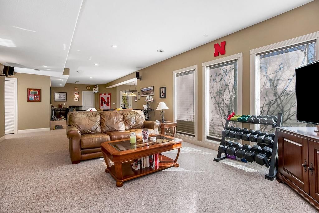 8909 N Oxford Avenue — photo 34