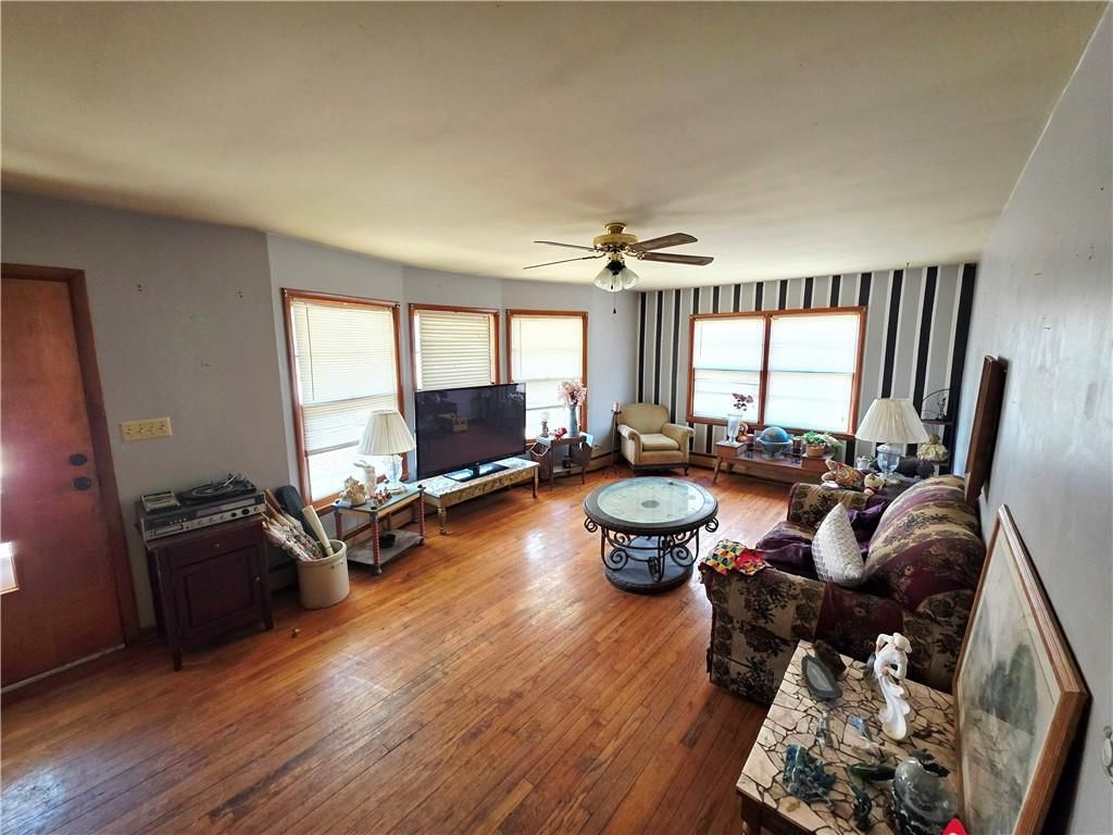 Photo 5 of 29 - 209 E Benton Street