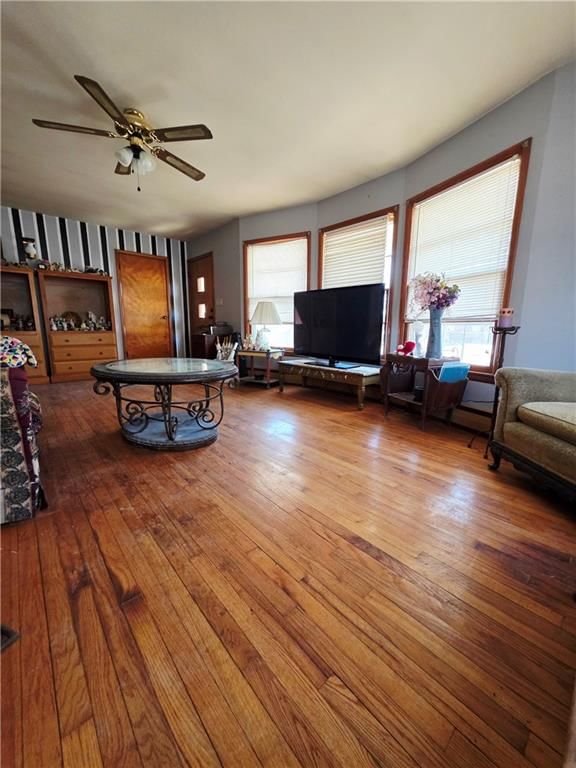 Photo 6 of 29 - 209 E Benton Street