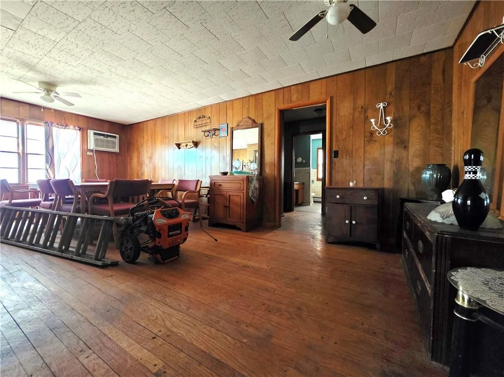 Photo 8 of 29 - 209 E Benton Street