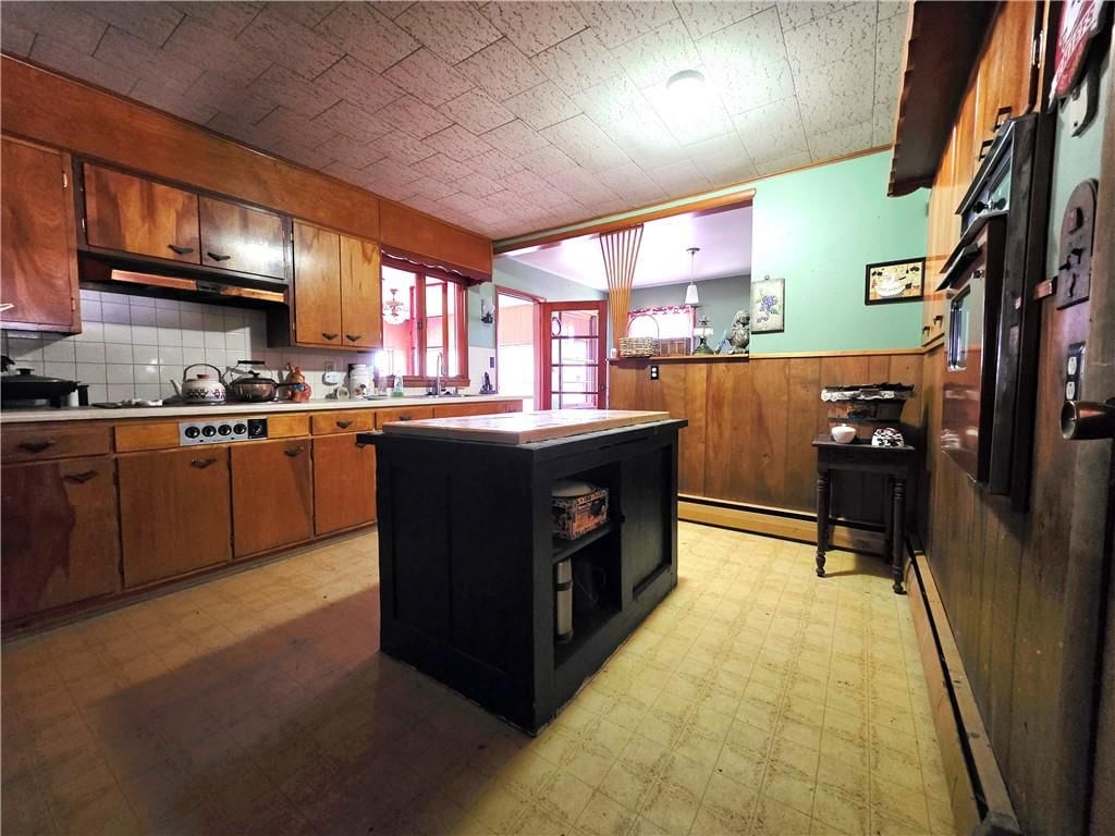 Photo 11 of 29 - 209 E Benton Street