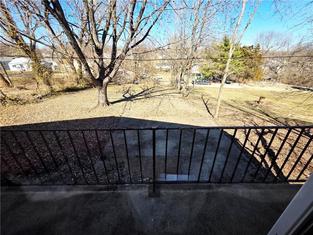 Photo 17 of 29 - 209 E Benton Street
