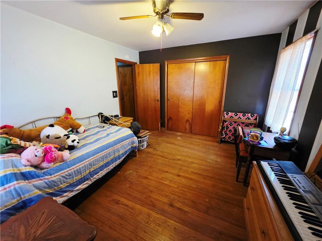Photo 23 of 29 - 209 E Benton Street