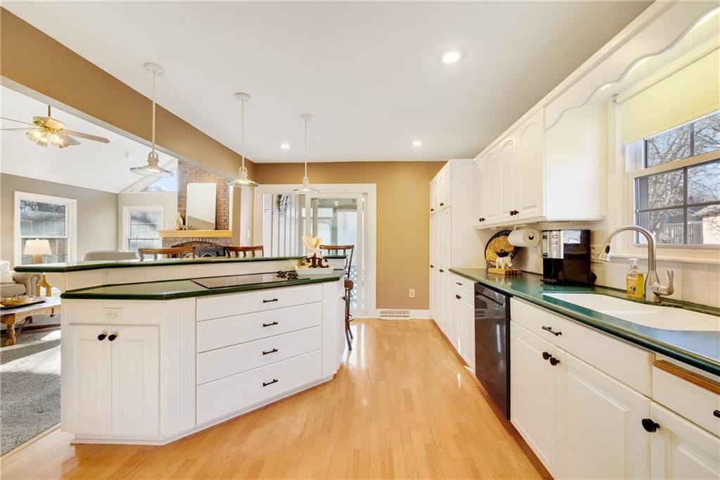 1320 NE Hilltop Drive — photo 11